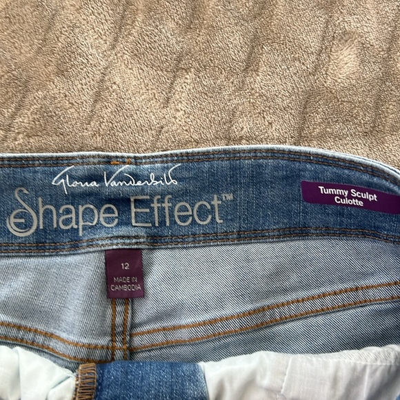 PRICE JUST REDUCED!!! NWOT!!! Gloria Vanderbilt wide leg crop jeans. - Picture 6 of 8